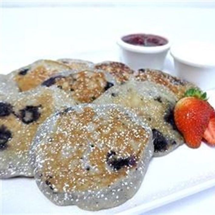 Blueberry pancakes with berry compote and natural yoghurt (2 per serve)