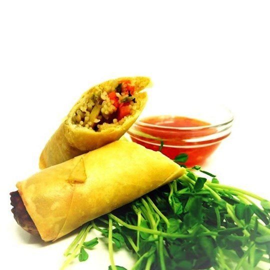 Crispy hot vegetable spring roll with sweet chilli dipping sauce (VG)