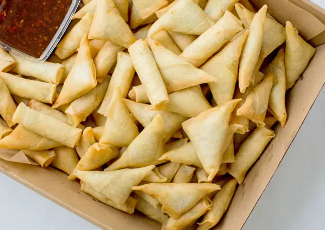 Mini Spring Rolls & Samosas (Mini Spring Rolls & Samosas Size: Small Platter (Approx 96 Pieces))