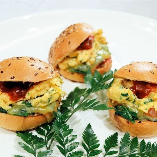 Breakfast Burger w. scrambled eggs and bacon