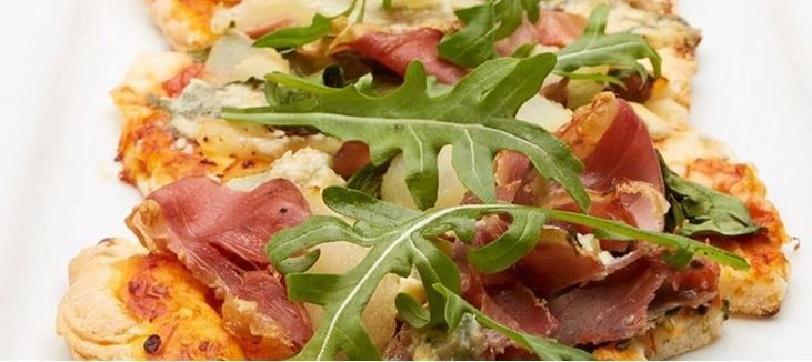 Caramelised pear, proscuitto, roquet & gorgonzola pizza