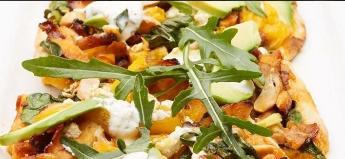 Tandoori chicken, roquet & poached mango w yoghurt raita  pizza