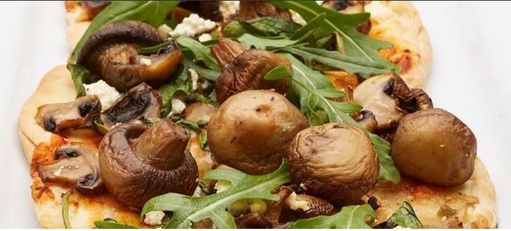 Roasted mushroom, fetta cheese, spinach & basil pesto pizza