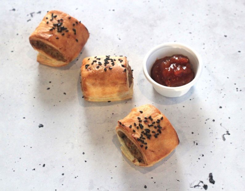 Butter puff sausage roll, tomato relish (DEL)