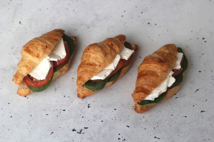 Feta, fresh tomato, spinach petite croissant (DEL)