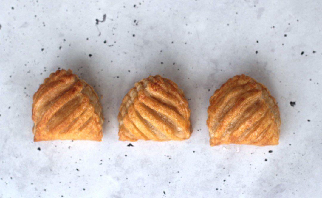 Mini apple turnover, cinnamon sugar (DEL)