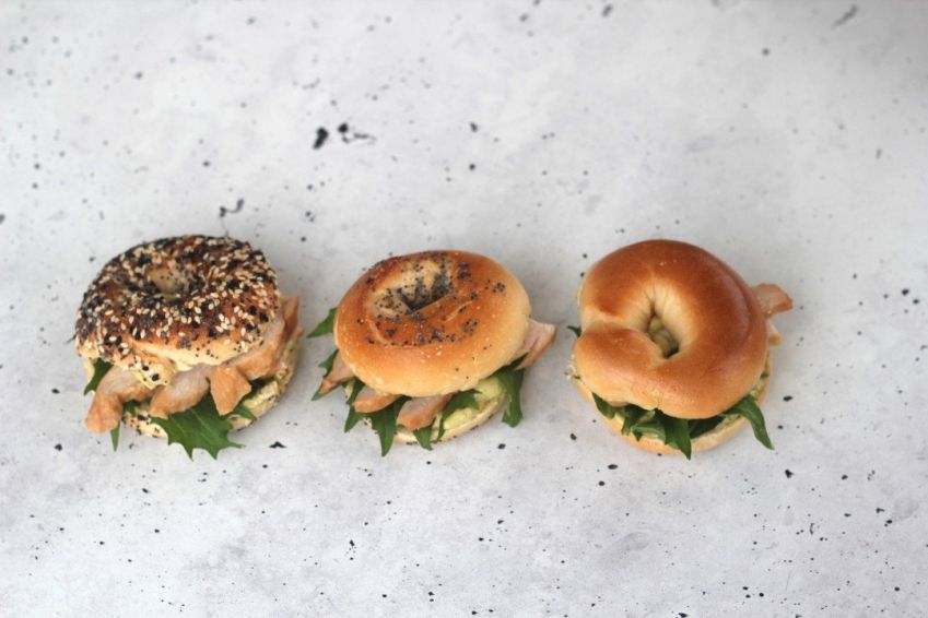 Mini smoked chicken, rocket, pesto mayo bagel (DEL)