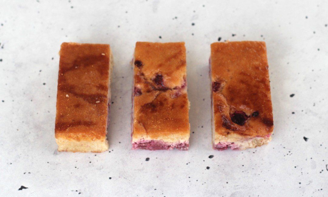 Raspberry, pear bar cake (DEL)