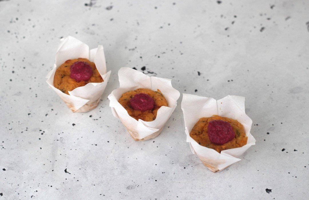 Savoury mini muffin, beetroot hummus (DEL)