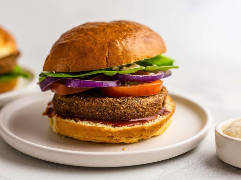 Burger - Vegan bun / vegan pattie / vegan mayo / vegan cheese / tomato / onion