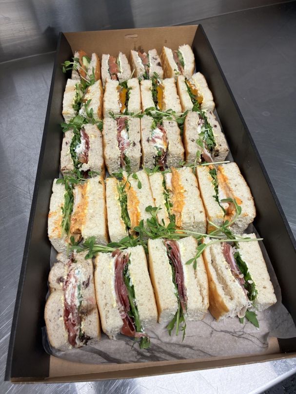 Gourmet selection of focaccias (prosciutto, mozzarella, salmon, charred chicken) (20 PC)