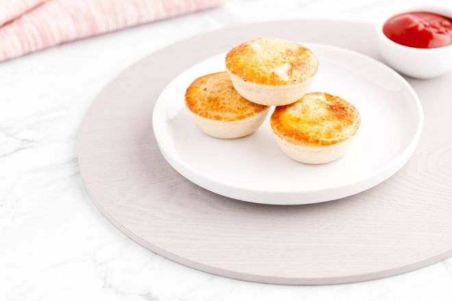 Beef & Burgundy Pies w Tomato Relish