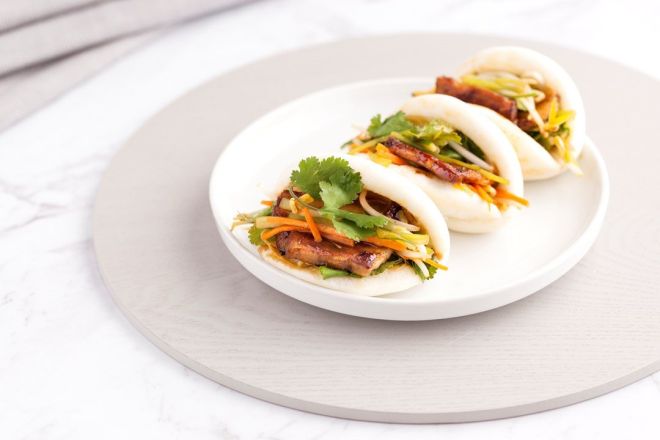 Steamed Bao Bun w Prawn Tempura, Mix Salad, Chili Mayo Sauce