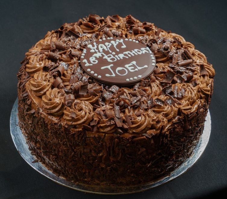 Round three-layer chocolate mousse cake (20cm) - garnish may vary