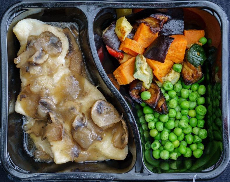 Frozen - Vegetable ravioli with mushroom sauce, roasted vegetables, green peas