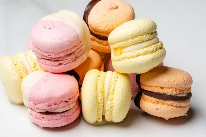 Assorted macarons (G)