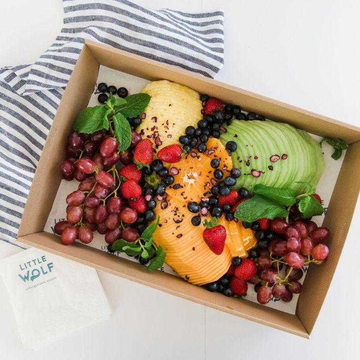 Fresh seasonal fruit platter (serves 10 guests) nga, vg