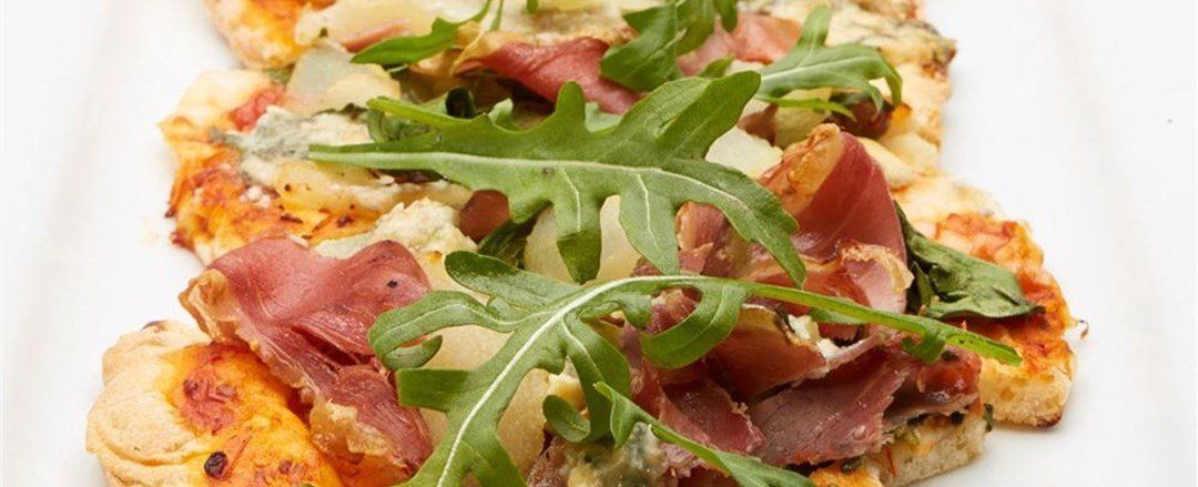 Sapore Caramelised Pear, Prosciutto, Rocket & Gorgonzola Pizza