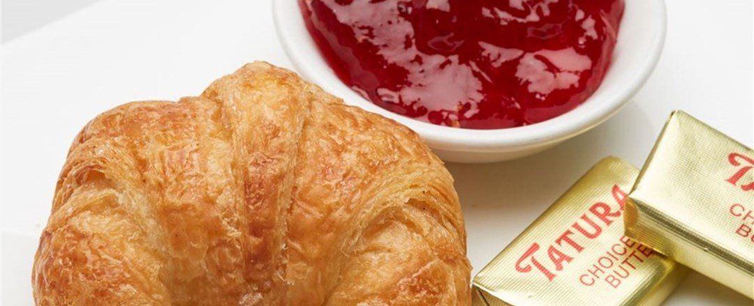 Croissant served with butter and preserves Mini