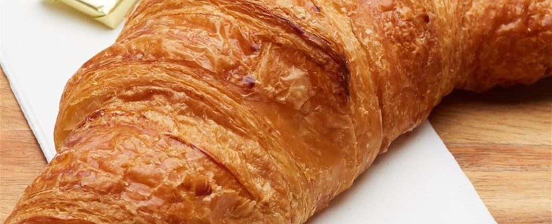Croissant served with butter and preserves Regular