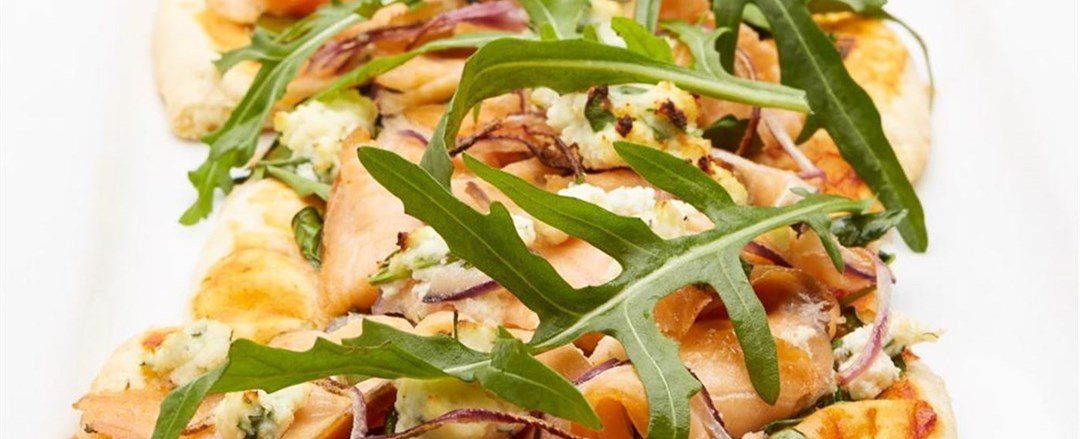 Sapore Smoked Salmon, Red Onion, Ricotta Cheese & Rocket Leaves Pizza