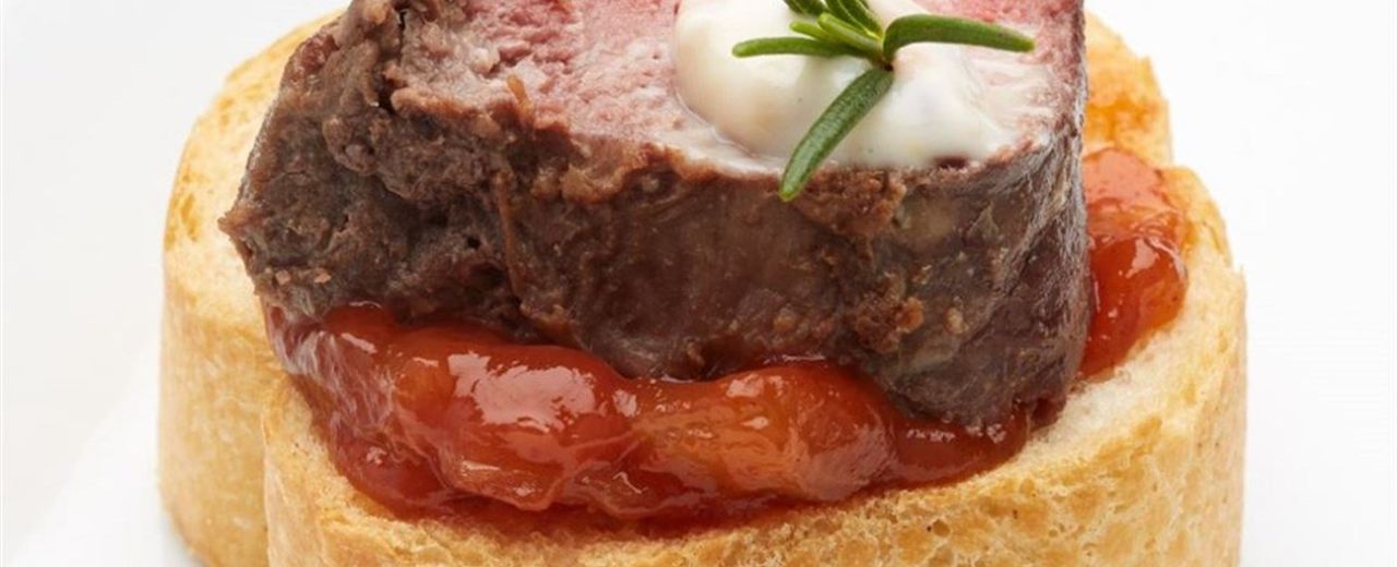 Sapore Crostini with Herb Crusted Lamb Medallion