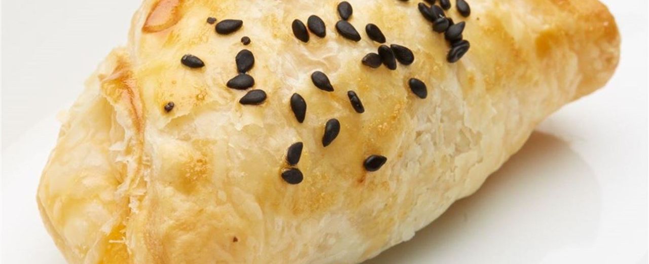 Sapore Spicy Beef Empanadas with Guacamole and Sour Cream