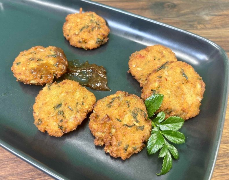 Vada, tamarind chutney