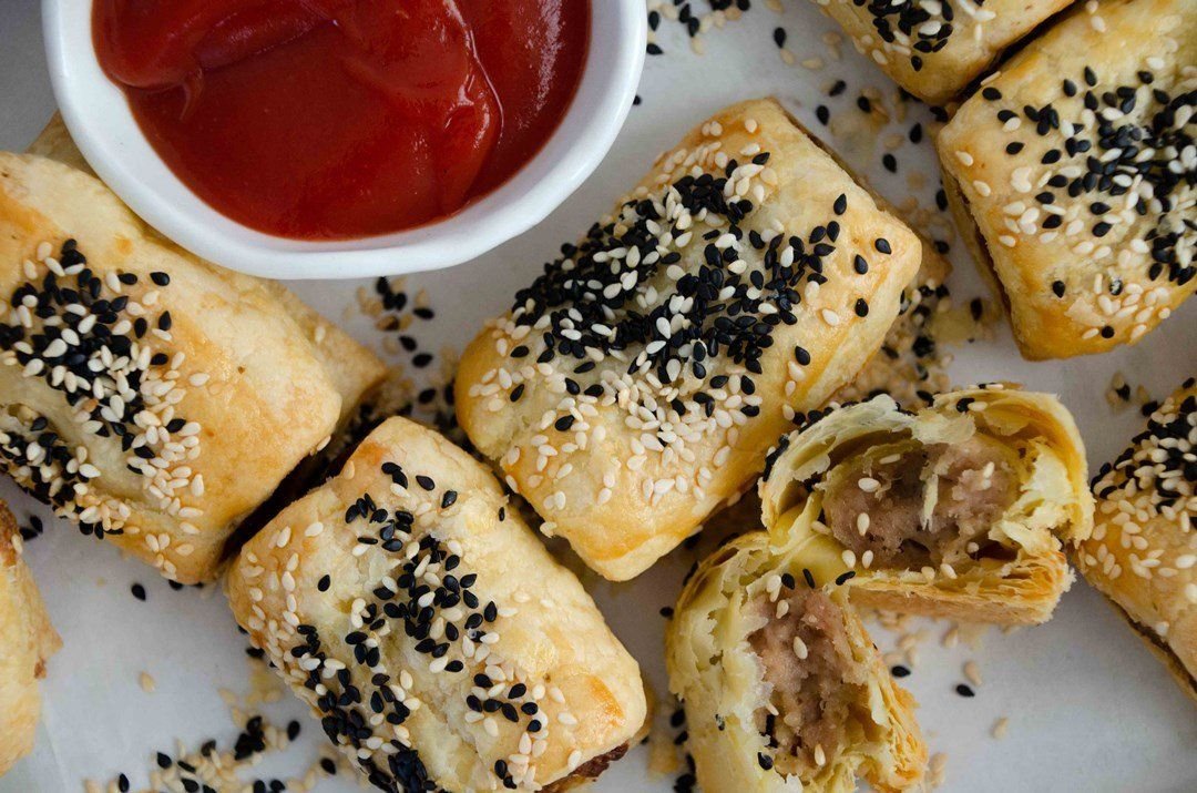 Sausage rolls, tomato sauce 2 per serving