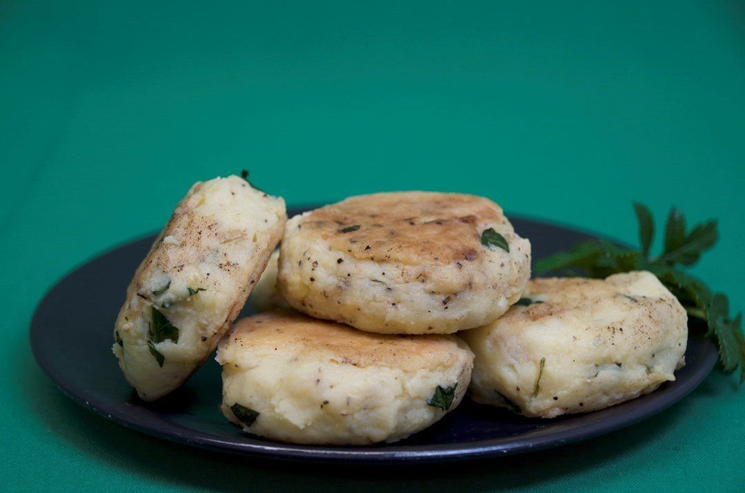 Herbed potato cake, onion, spinach, with tomato relish