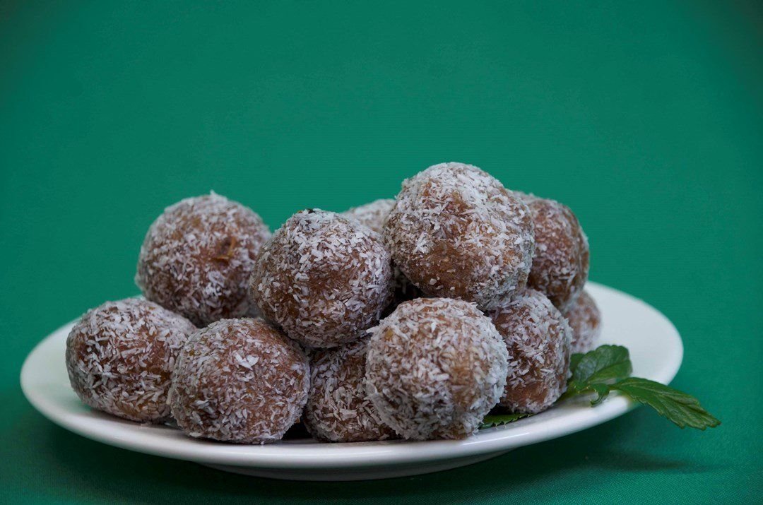 Dark chocolate bliss balls, 2 per serving