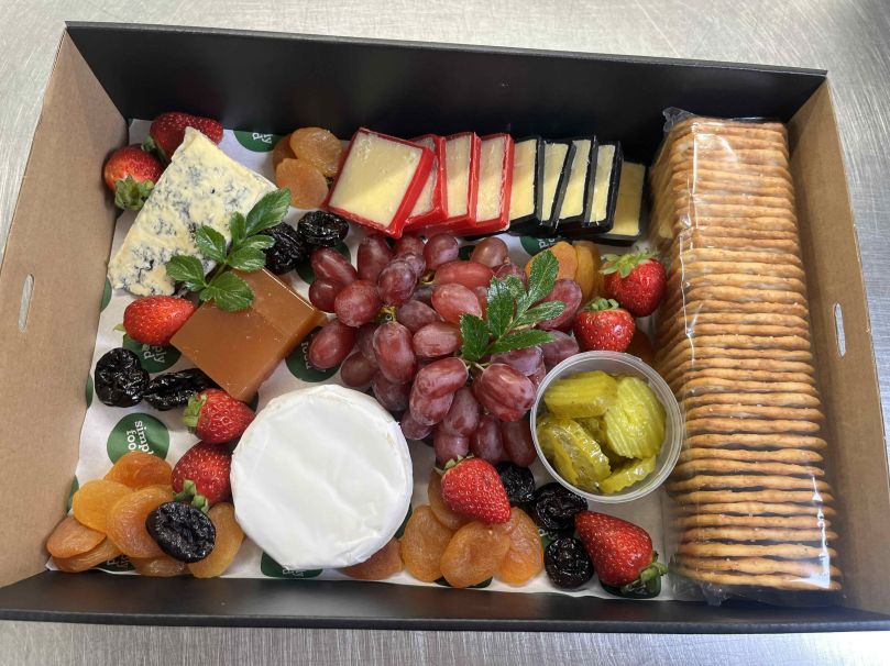 Cheese and fruit platter box per person 