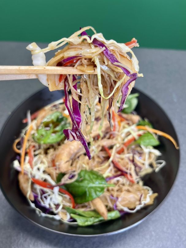 Chicken see ew noodle salad bowl 750gm