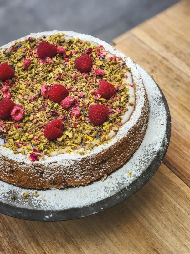 Pistachio & raspberries cake