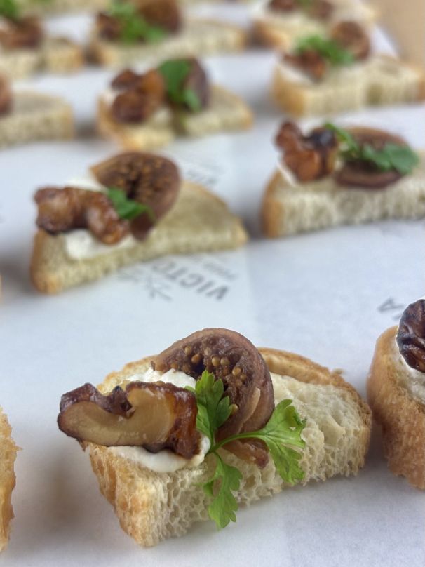 Drunken fig & whipped goat cheese bruschetta (V)