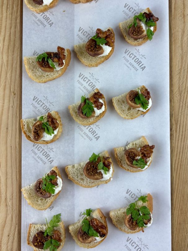 Drunken fig & whipped goat cheese bruschetta (V)
