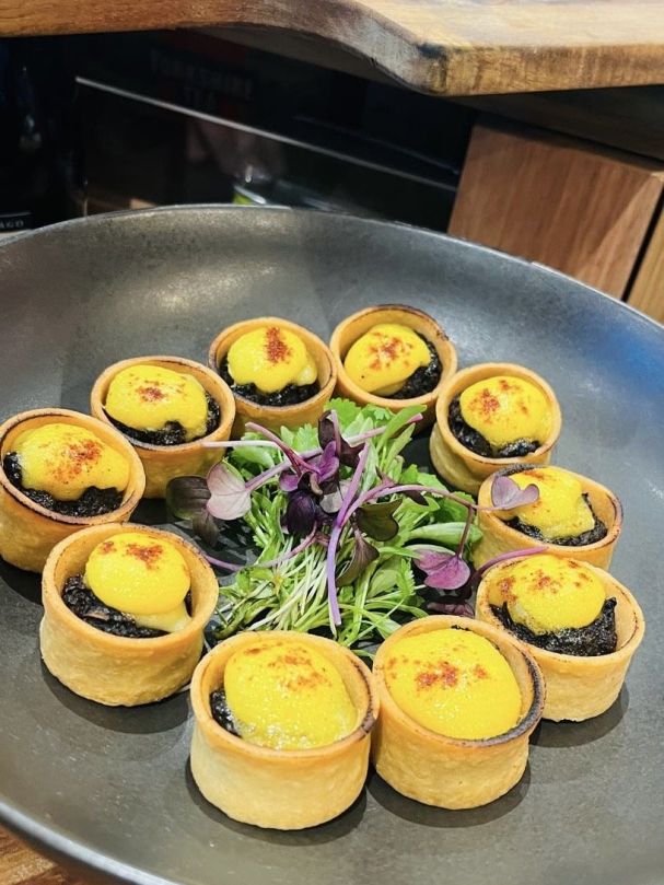 Wild mushroom & leek tartlet w Kapiti smoked Havarti & truffle hollandaise - W