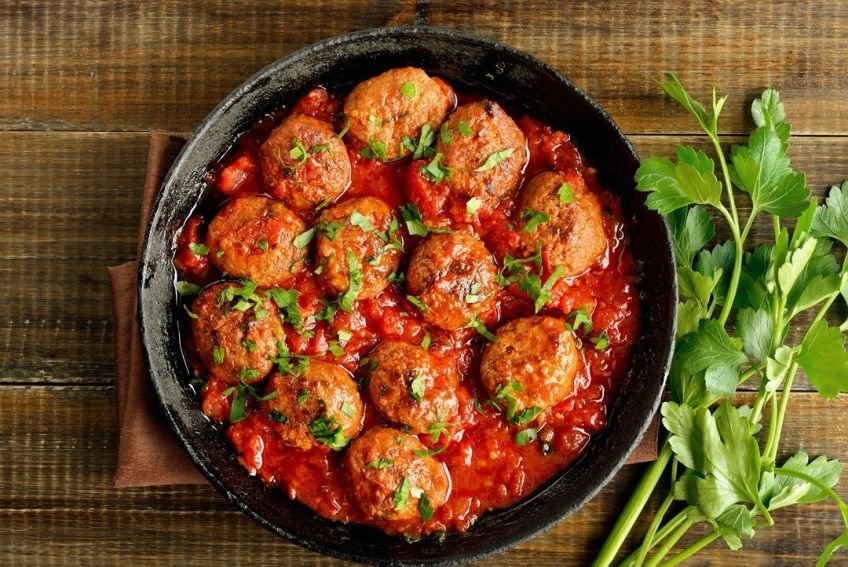 Beef Meatballs in a tomato basil Napoli w/ penne pasta  (450g)