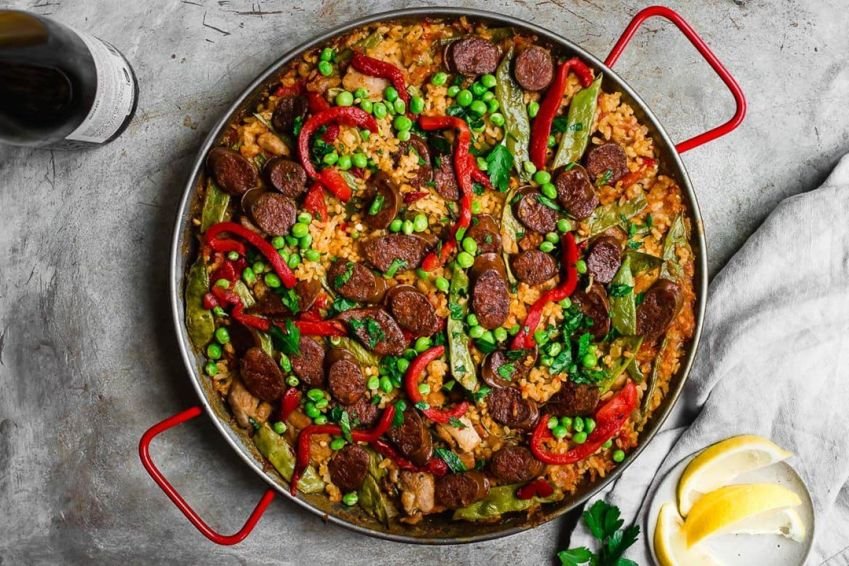 BOWL FOOD - Paella with Chicken and Chorizo