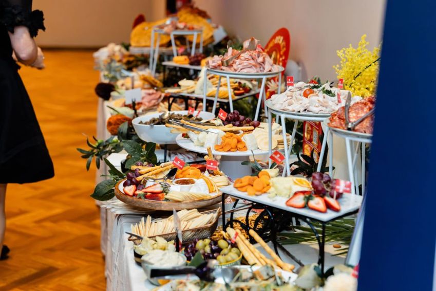 Classic Buffet Set-Up...includes table, table cloth, platters, serving utensils & props for your classic styled buffet