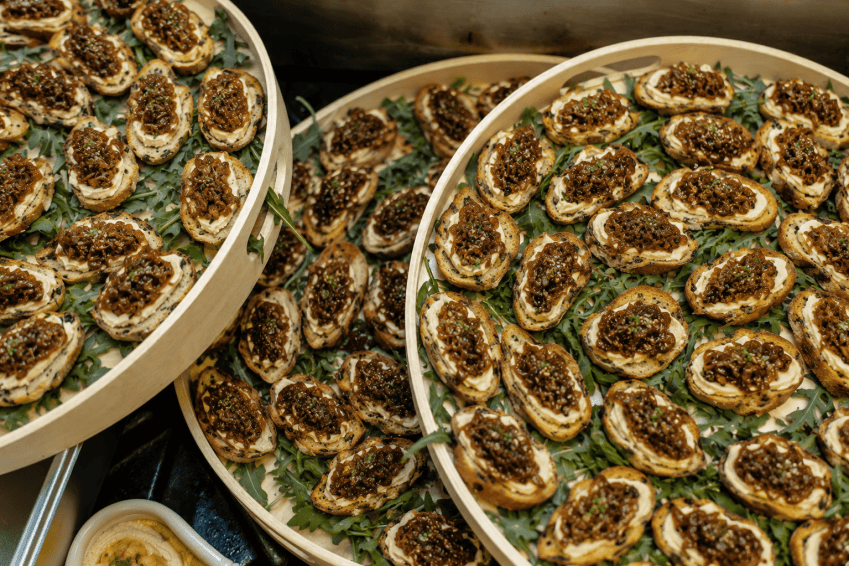 Hummus & Caramelised Onion Crostini (v)